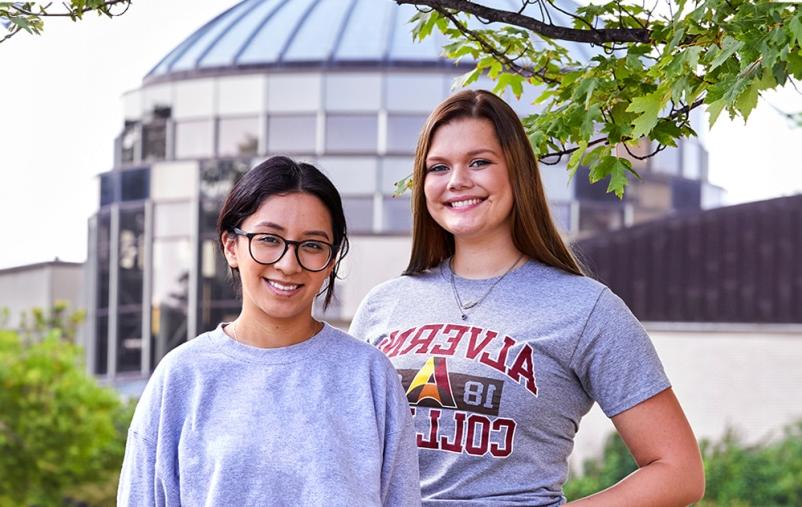 Two students stand outside vnsr威尼斯城官网登入's Sr Joel Read Center Rotunda